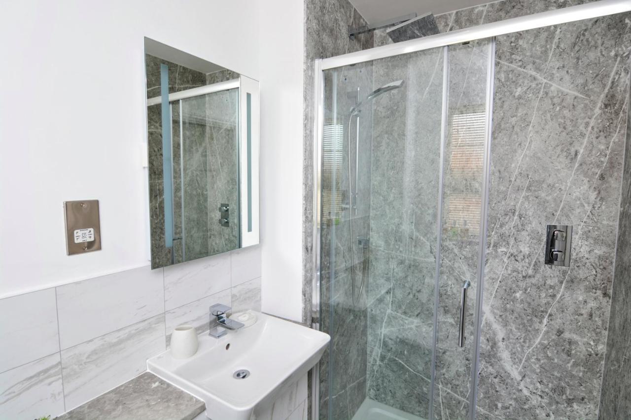 Modern And Spacious Home From Home 1 Mile From M1 - With Netflix, Prime Video, Ps5, Free Parking, Superfast Wifi, Bbq - Sleeps 11 - By Brightleap Apartments Milton Keynes Esterno foto