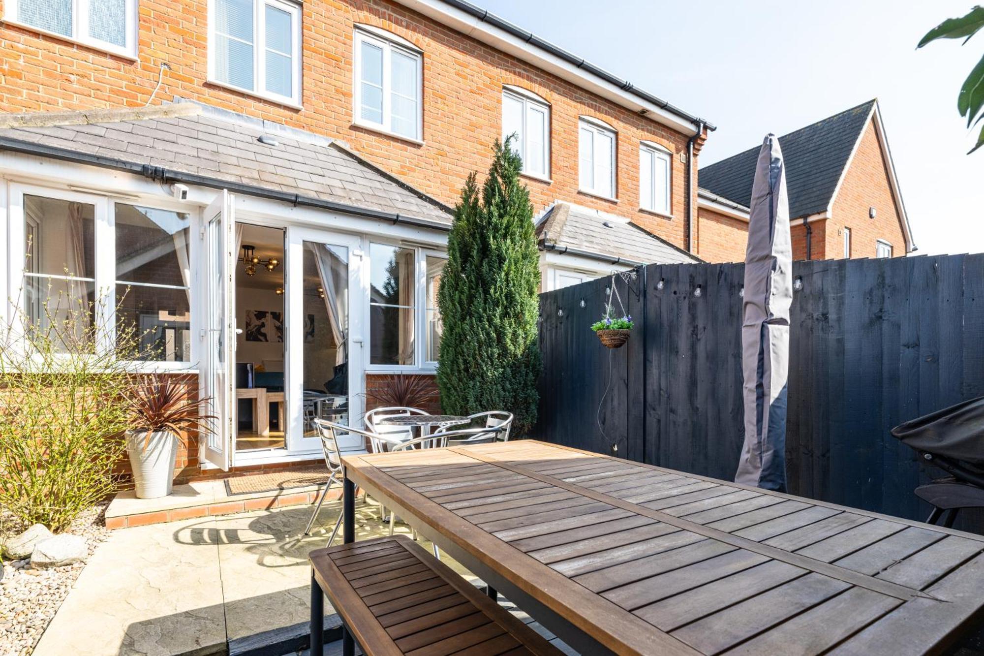 Modern And Spacious Home From Home 1 Mile From M1 - With Netflix, Prime Video, Ps5, Free Parking, Superfast Wifi, Bbq - Sleeps 11 - By Brightleap Apartments Milton Keynes Esterno foto
