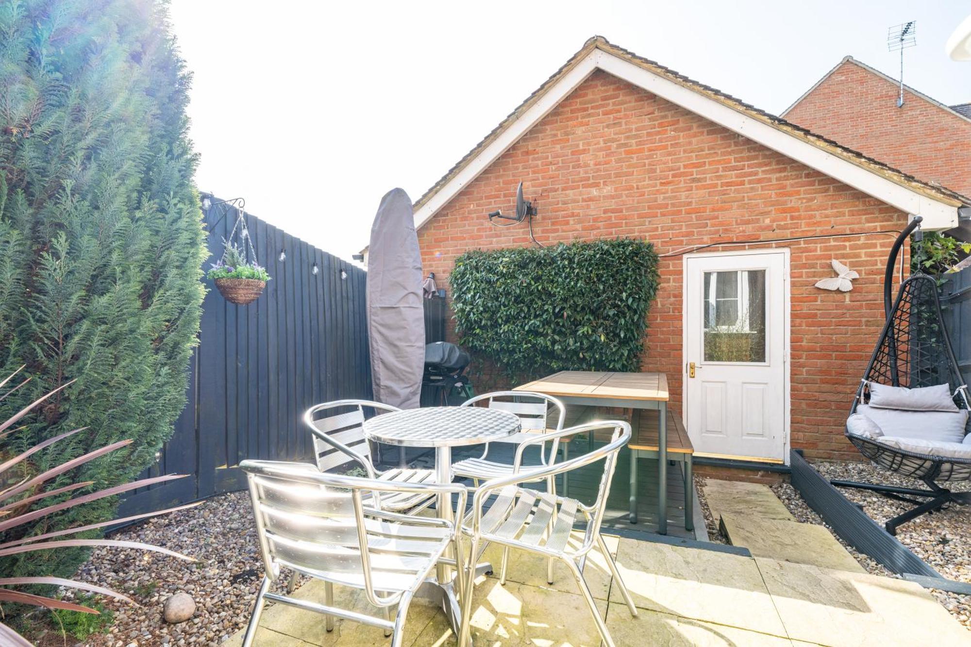 Modern And Spacious Home From Home 1 Mile From M1 - With Netflix, Prime Video, Ps5, Free Parking, Superfast Wifi, Bbq - Sleeps 11 - By Brightleap Apartments Milton Keynes Esterno foto