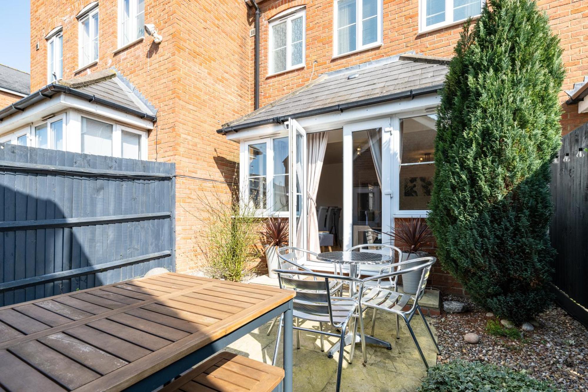 Modern And Spacious Home From Home 1 Mile From M1 - With Netflix, Prime Video, Ps5, Free Parking, Superfast Wifi, Bbq - Sleeps 11 - By Brightleap Apartments Milton Keynes Esterno foto