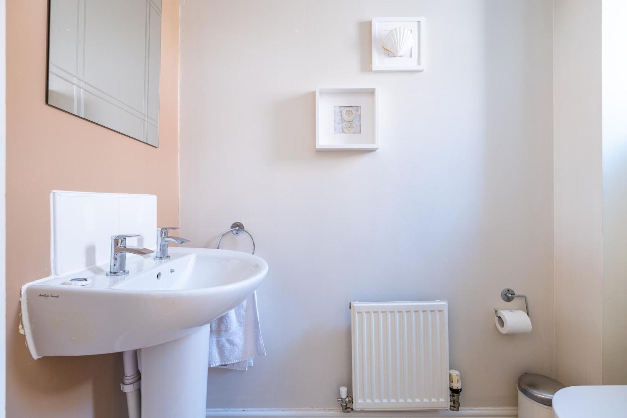 Modern And Spacious Home From Home 1 Mile From M1 - With Netflix, Prime Video, Ps5, Free Parking, Superfast Wifi, Bbq - Sleeps 11 - By Brightleap Apartments Milton Keynes Esterno foto