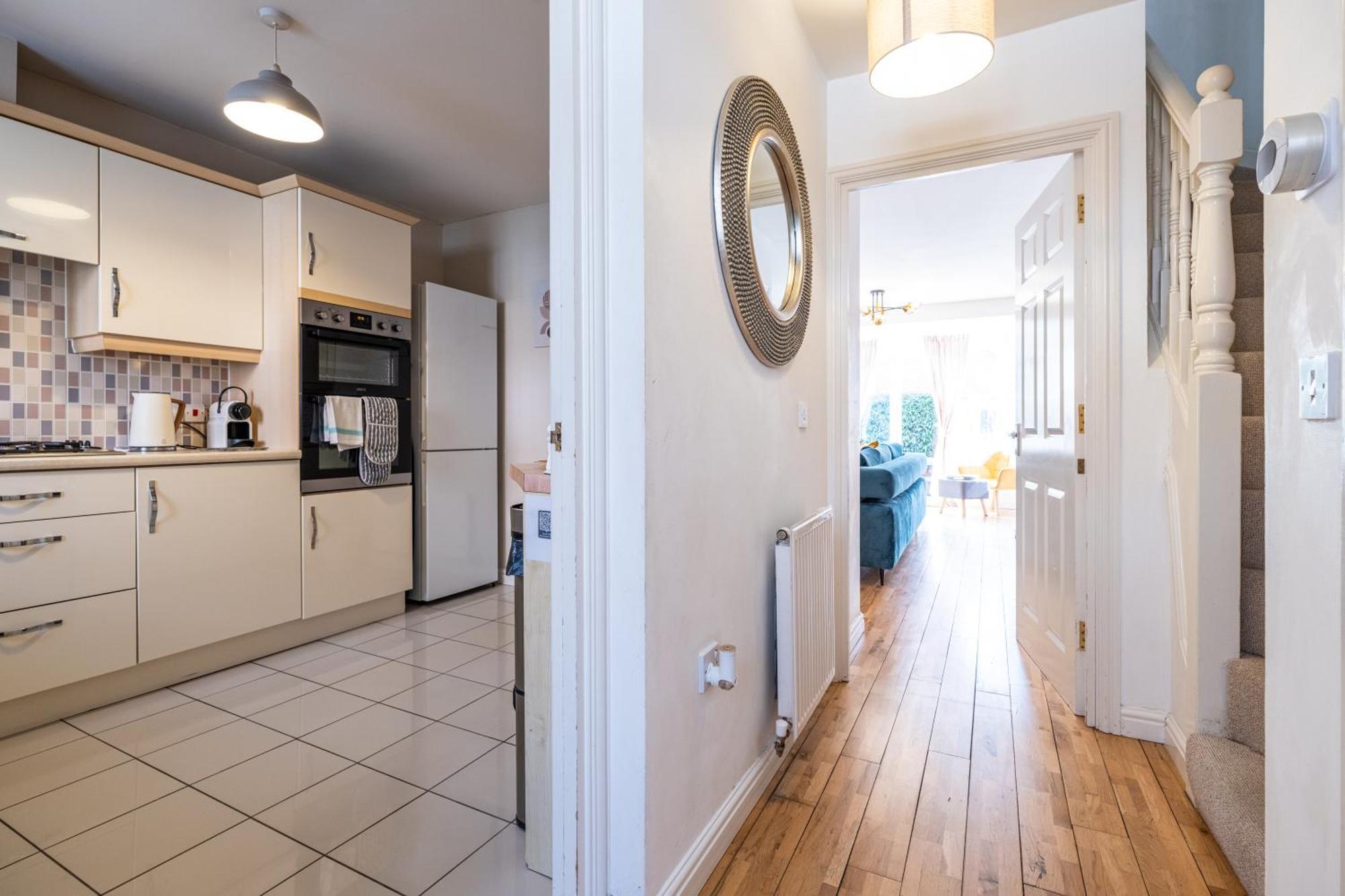 Modern And Spacious Home From Home 1 Mile From M1 - With Netflix, Prime Video, Ps5, Free Parking, Superfast Wifi, Bbq - Sleeps 11 - By Brightleap Apartments Milton Keynes Esterno foto
