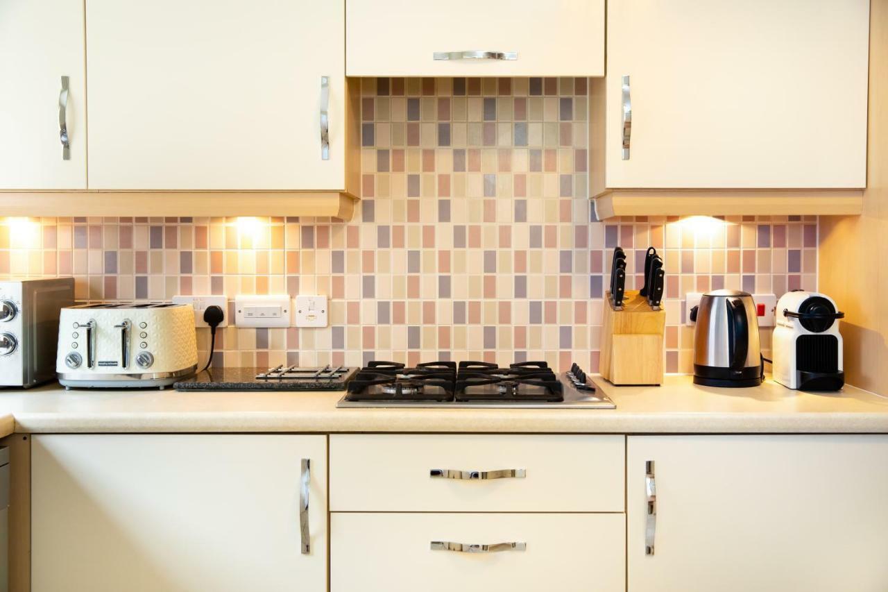 Modern And Spacious Home From Home 1 Mile From M1 - With Netflix, Prime Video, Ps5, Free Parking, Superfast Wifi, Bbq - Sleeps 11 - By Brightleap Apartments Milton Keynes Esterno foto