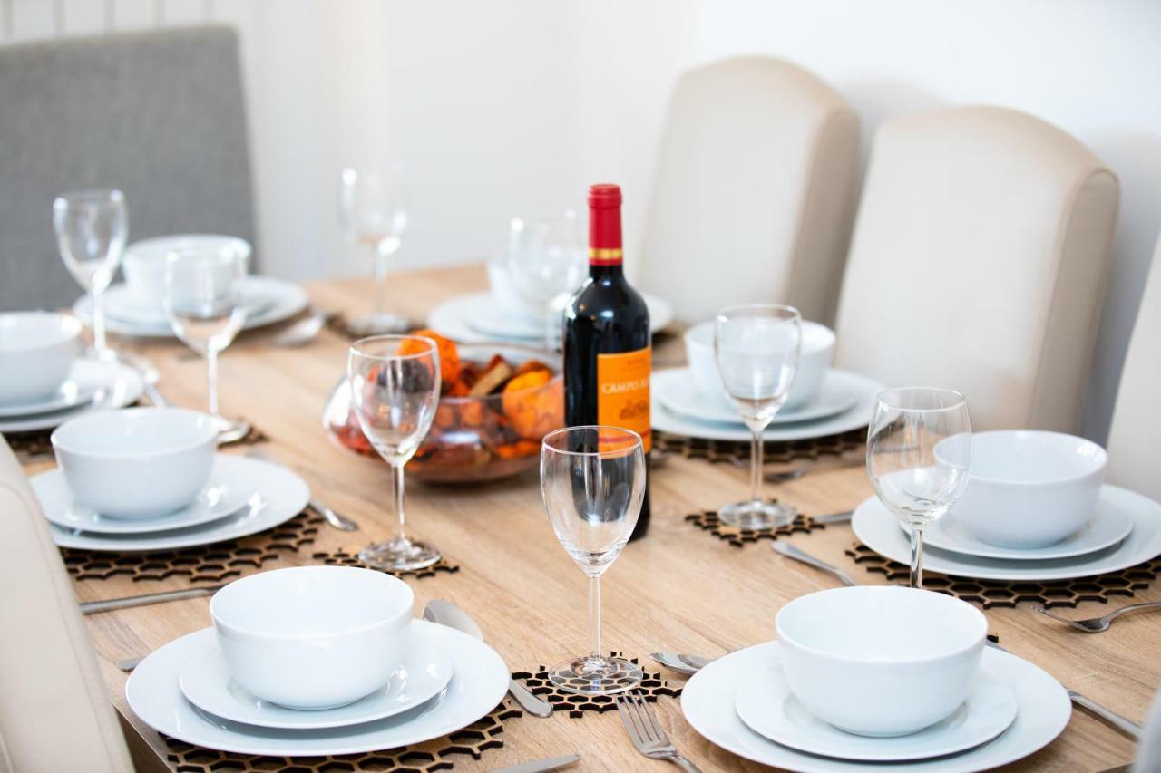 Modern And Spacious Home From Home 1 Mile From M1 - With Netflix, Prime Video, Ps5, Free Parking, Superfast Wifi, Bbq - Sleeps 11 - By Brightleap Apartments Milton Keynes Esterno foto