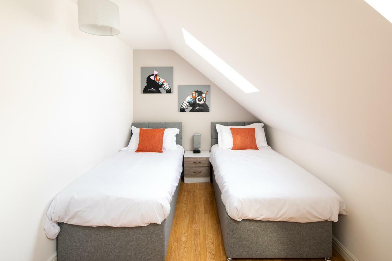 Modern And Spacious Home From Home 1 Mile From M1 - With Netflix, Prime Video, Ps5, Free Parking, Superfast Wifi, Bbq - Sleeps 11 - By Brightleap Apartments Milton Keynes Esterno foto