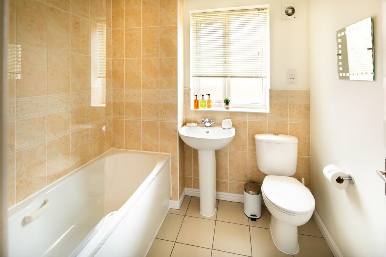 Modern And Spacious Home From Home 1 Mile From M1 - With Netflix, Prime Video, Ps5, Free Parking, Superfast Wifi, Bbq - Sleeps 11 - By Brightleap Apartments Milton Keynes Esterno foto