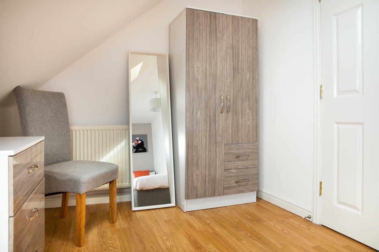 Modern And Spacious Home From Home 1 Mile From M1 - With Netflix, Prime Video, Ps5, Free Parking, Superfast Wifi, Bbq - Sleeps 11 - By Brightleap Apartments Milton Keynes Esterno foto