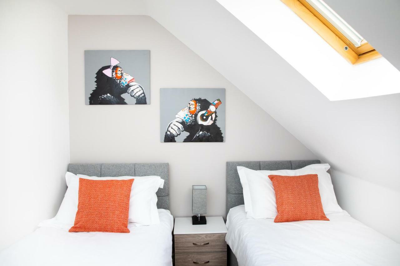 Modern And Spacious Home From Home 1 Mile From M1 - With Netflix, Prime Video, Ps5, Free Parking, Superfast Wifi, Bbq - Sleeps 11 - By Brightleap Apartments Milton Keynes Esterno foto
