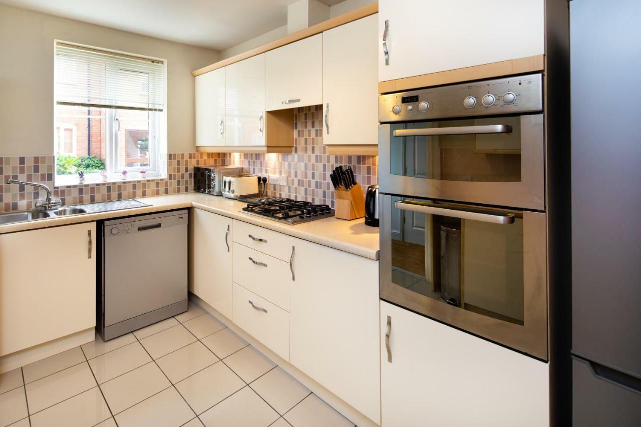 Modern And Spacious Home From Home 1 Mile From M1 - With Netflix, Prime Video, Ps5, Free Parking, Superfast Wifi, Bbq - Sleeps 11 - By Brightleap Apartments Milton Keynes Esterno foto